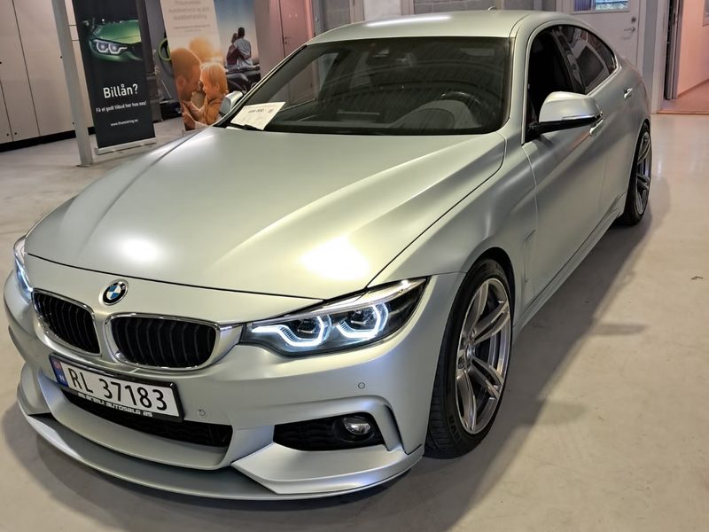 Matt sølvfarget BMW 435d Gran Coupé i hallen hos Breili Autosalg