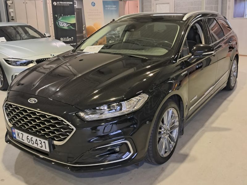 Svart Ford Mondeo Vignale stasjonsvogn i hallen hos Breili Autosalg