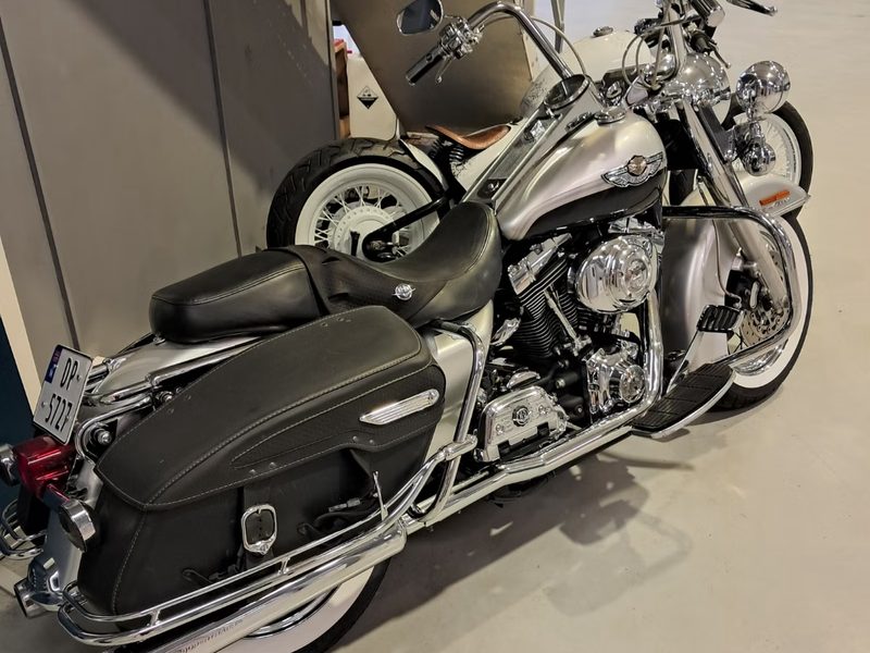 Sølvfarget Harley-Davidson Road King Classic med skinnvesker i hallen hos Breili Autosalg