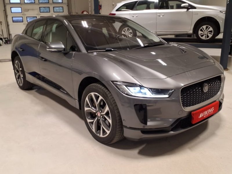 Grå Jaguar I-PACE i verkstedhallen