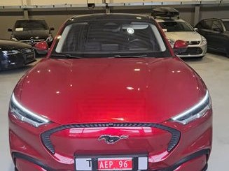 Rød Ford Mustang Mach-E sett forfra i hallen hos Breili Autosalg