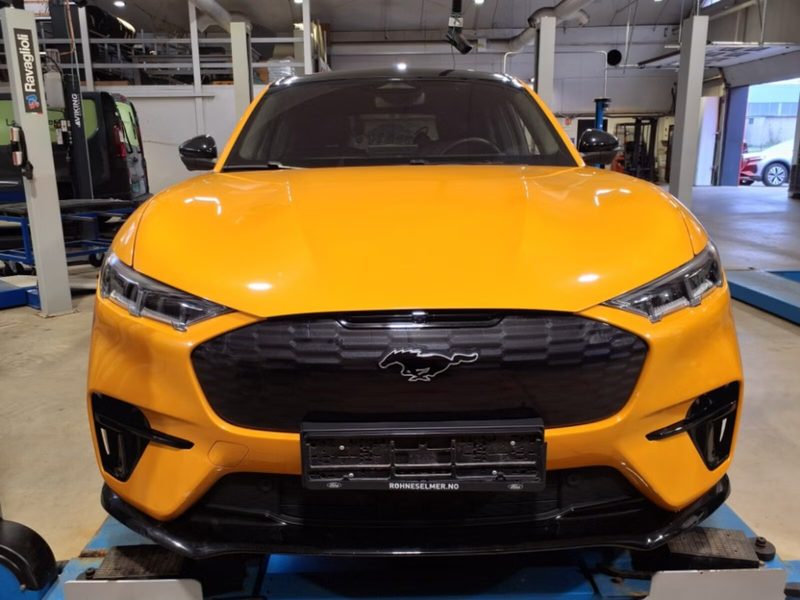 Oransje Ford Mustang Mach-E GT sett forfra