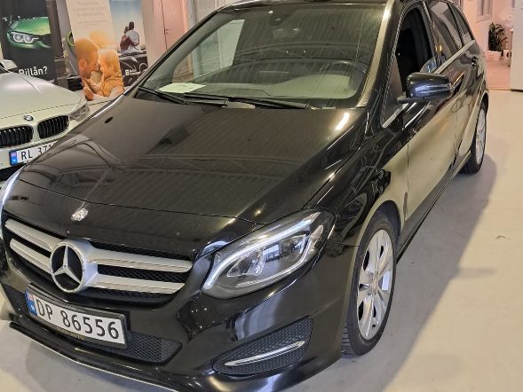 Svart Mercedes-Benz B 200 d i hallen hos Breili Autosalg