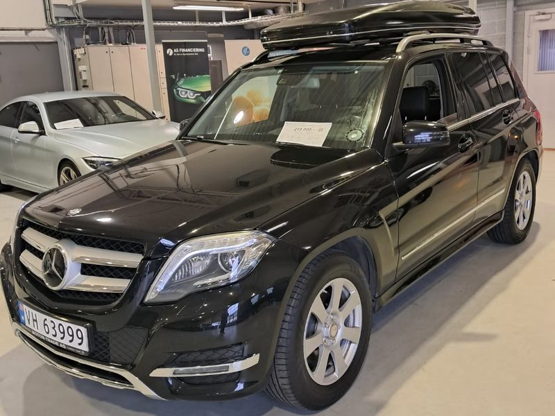 Svart Mercedes-Benz GLK med takboks i hallen hos Breili Autosalg